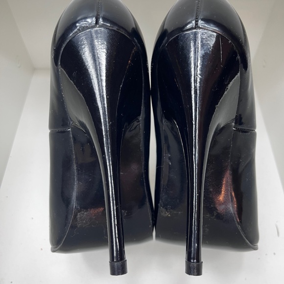 Black patent stiletto with 5” heel. - Picture 2 of 5